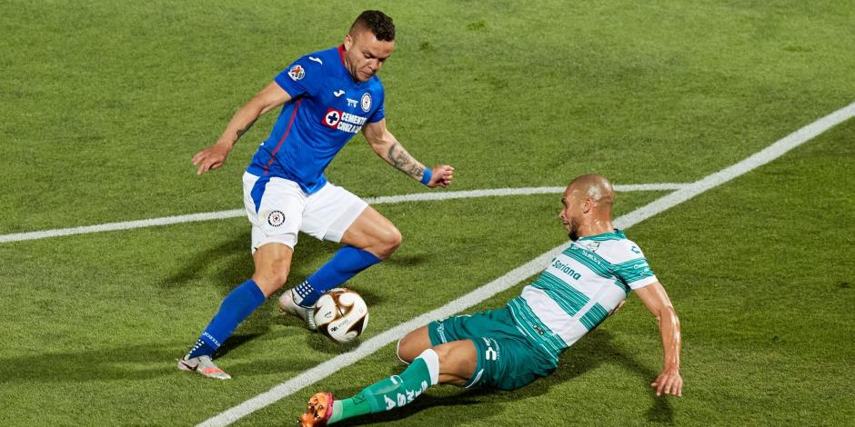 Jonathan Rodríguez intenta eludir a Matheus Dória en la final de ida entre Cruz Azul y Santos el jueves pasado en el Estadio Corona.