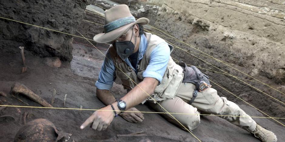 Un arqueólogo muestra uno de los entierros hallados en la casa xochimilca.