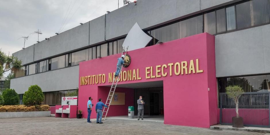 Trabajadores alistan los últimos detalles de las instalaciones del INE previo a las elecciones 2021