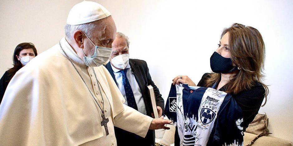El momento exacta en el que una seguidora del Monterrey le entrega al Papa Francisco una playera del conjunto norteño.