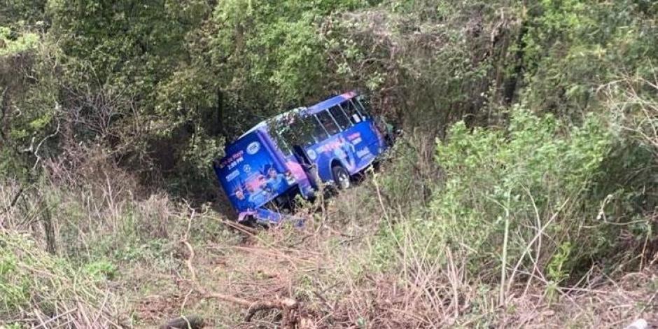 Equipos de emergencia rescatan a 19 lesionados en Cuajimalpa tras accidente de autobús.