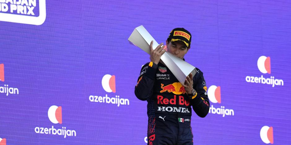 Checo Pérez besa el trofeo después de su victoria en el Gran Premio de Azerbaiyán de F1.