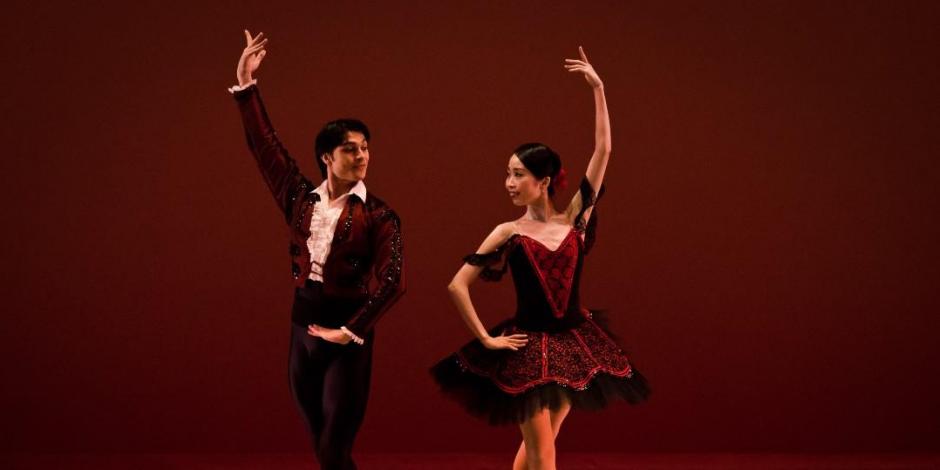 Bailarines, ejecutando la coreografía "Don Quijote". La Compañía Nacional de Danza vuelve al Palacio de Bellas Artes.