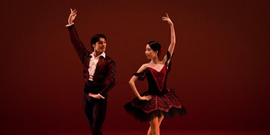Bailarines, ejecutando la coreografía "Don Quijote". La Compañía Nacional de Danza posterga sus funciones en el Palacio de Bellas Artes.