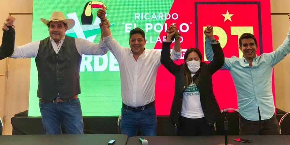 Ricardo Gallardo (centro) levanta los brazos en señal de triunfo, ayer.