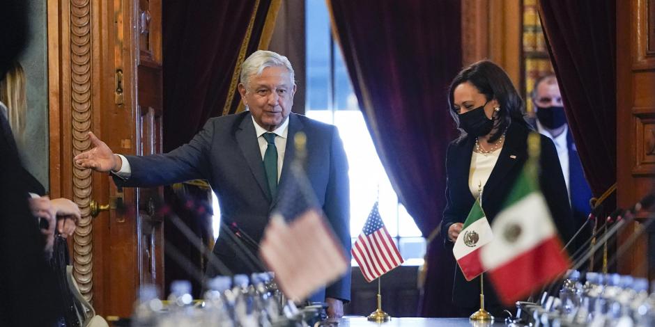 (Izq. a der.) El Presidente Andrés Manuel López Obrador y la Vicepresidenta de EU, Kamala Harris, el 8 de junio de 2021.