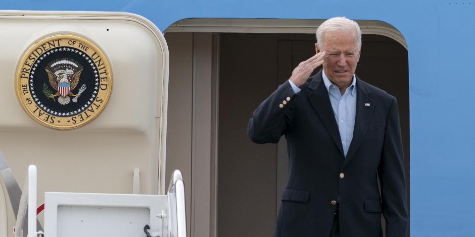El presidente Joe Biden saluda al abordar el Air Force One a la partida, el 9 de junio de 2021.