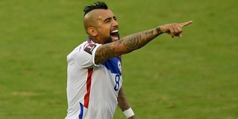 Arturo Vidal celebra un gol con Chile en las eliminatorias sudamericanas rumbo a Qatar 2022.