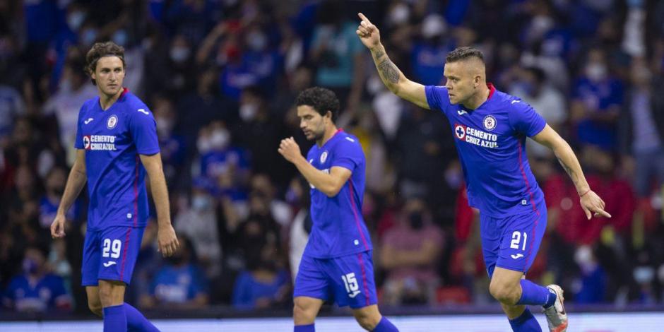 Jugadores de Cruz Azul festejan una anotación en la Liguilla del Torneo Guard1anes 2021.
