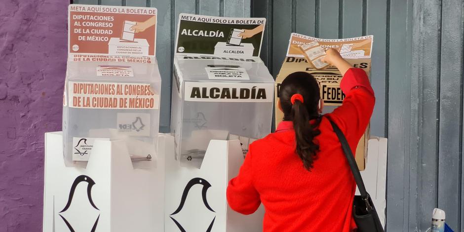 Una persona deposita sus votos en las urnas dispuestas para las elecciones del pasado domingo 6 de junio.