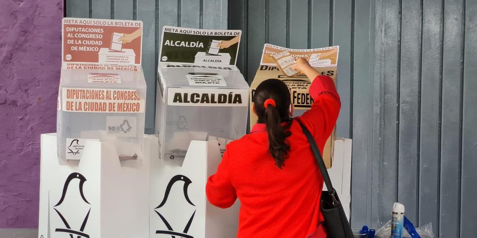 Una persona deposita sus votos en las urnas para las elecciones del pasado domingo 6 de junio.