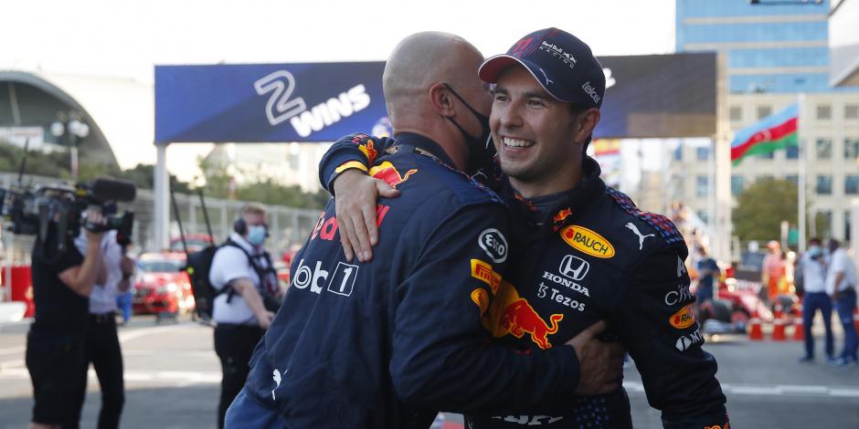 Checo Pérez es felicitado por un miembro de Red Bull luego de su triunfo en el GP de Azerbaiyán de F1 el pasado 6 de junio.