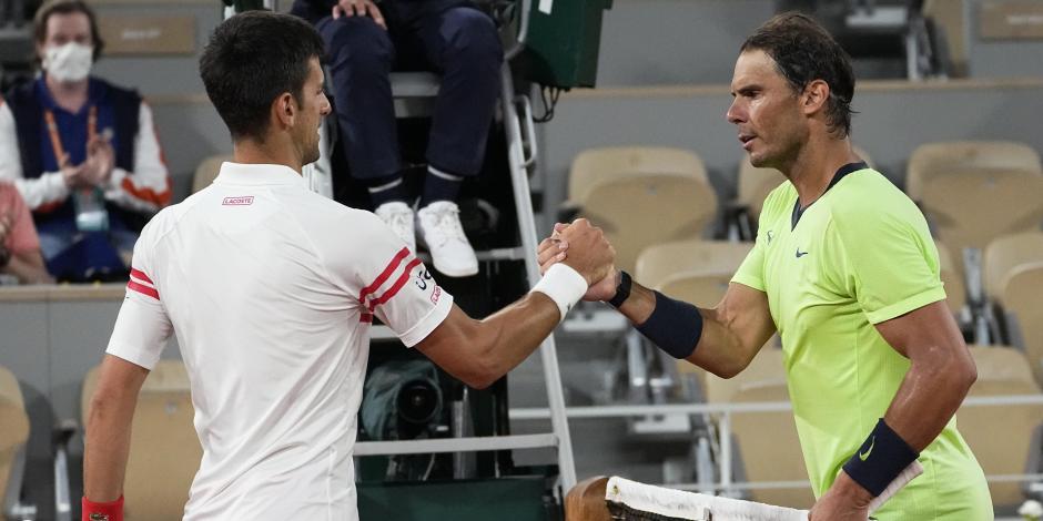 Novak Djokovic y Rafael Nadal estrechan la mano después de su vibrante duelo en las semifinales de Roland Garros.