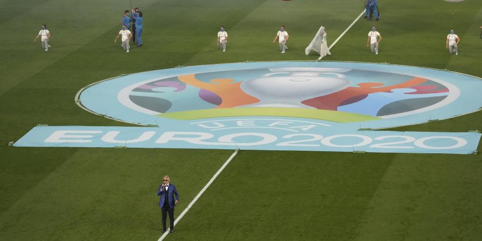 El tenor italiano Andrea Boceli canta antes del partido inaugural de la Eurocopa 2021 en el Estadio Olímpico de Roma.
