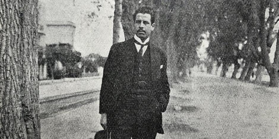 Ramón López Velarde (1888-1921) en la Avenida Jalisco, hoy Álvaro Obregón.