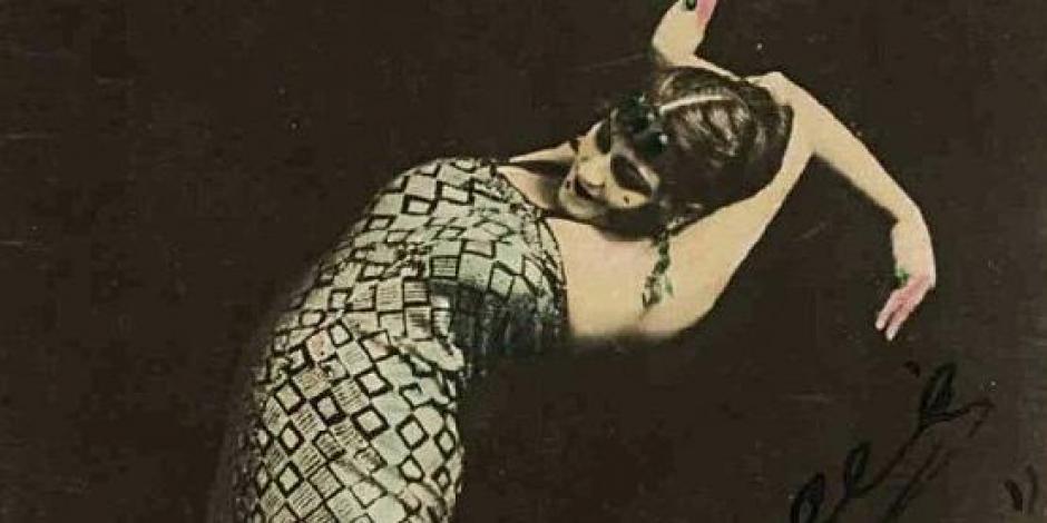 Tórtola Valencia (1882-1955) representa la Danza de la Serpiente, 1915.