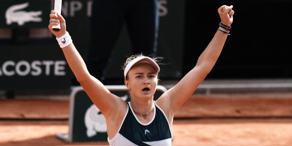 Barbora Krejcikova festeja su triunfo sobre la rusa Anastasia Pavlyuchenkova en Roland Garros