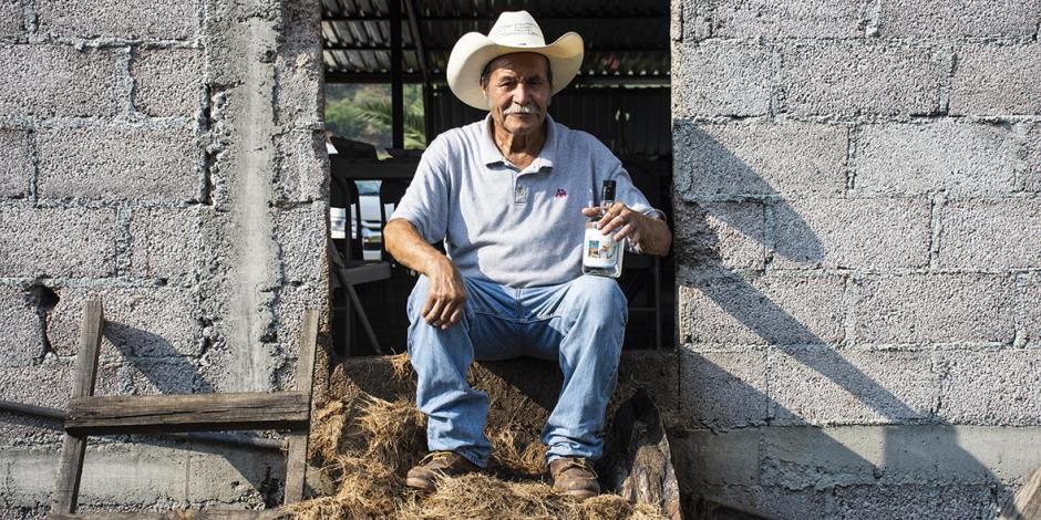 Don Max es uno de los maestros mezcaleros de Etúcuaro, la cuna del mezcal michoacano
