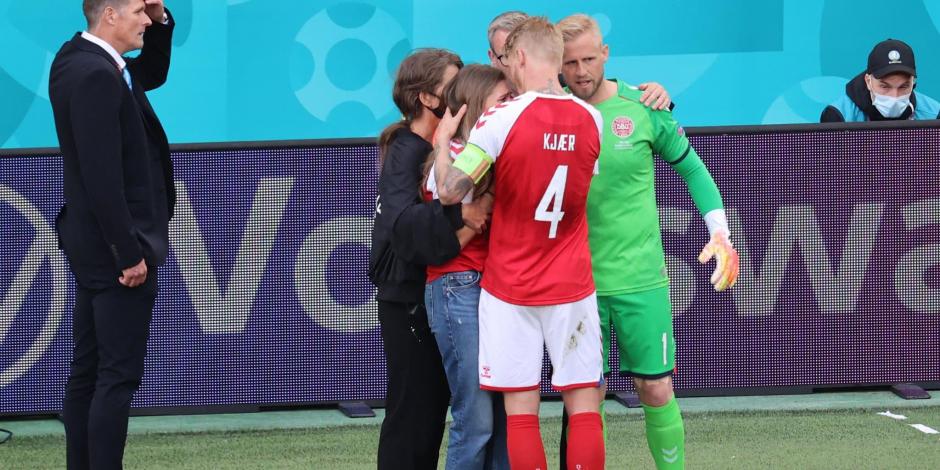 Sabrina Kvist Jensen, esposa de Christian Eriksen, es consolada por otros jugadores de la Selección de Dinamarca.