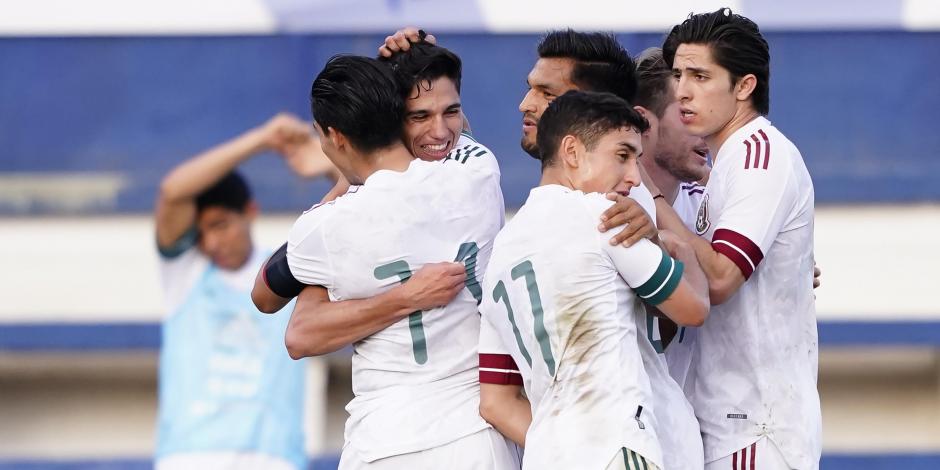 Jugadores de la Selección Mexicana Sub 23 celebran un gol contra Australia en partido de preparación rumbo a Juegos Olímpicos.
