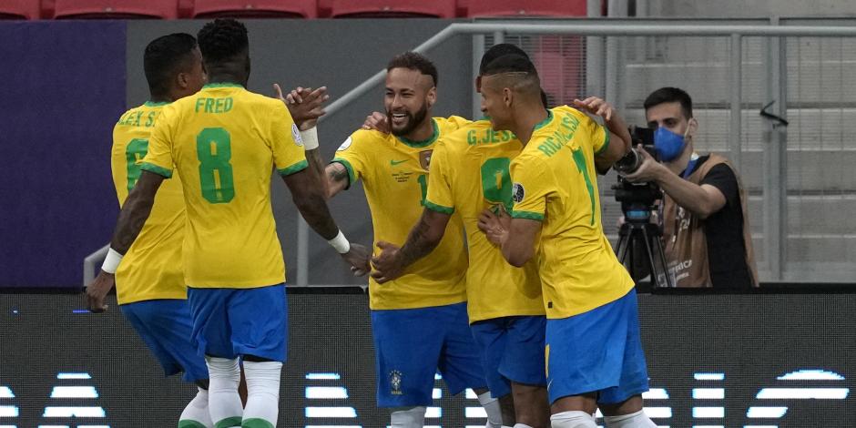 Jugadores de Brasil celebran una anotación ante Venezuela en la Copa América
