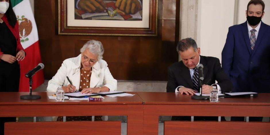 Olga Sánchez Cordero y Santiago Nieto Castillo, titulares de la Segob y la UIF respectivamente, firman acuerdo de colaboración para el combate contra la corrupción.