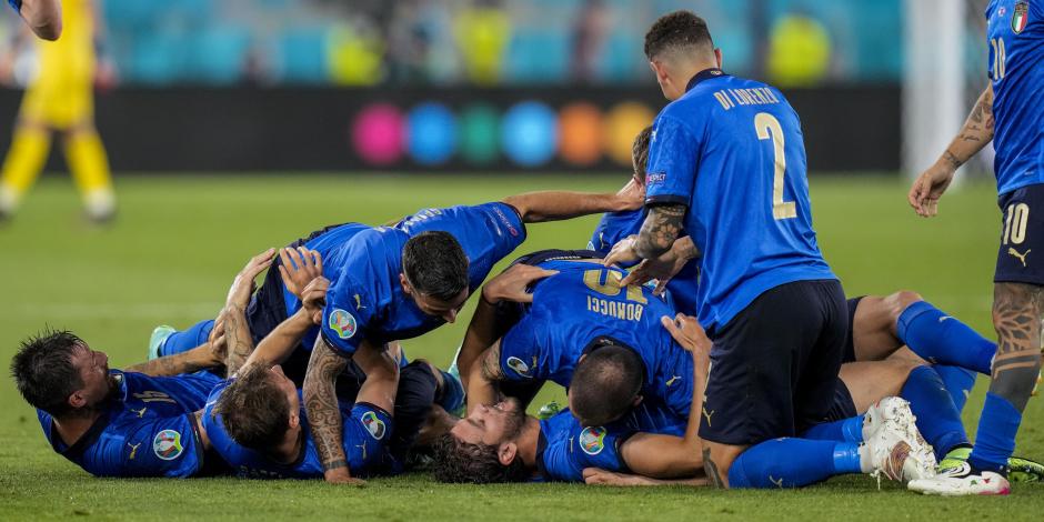 Futbolistas de Italia celebran uno de sus goles contra Suiza en su segundo partido en la Eurocopa 2021.