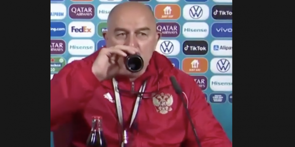 Stanislav Cherchésov, entrenador de Rusia, destapó un refresco en una conferencia de prensa de la Eurocopa.