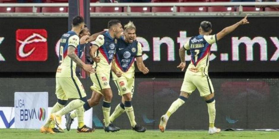 Futbolistas del América celebran un gol en el Torneo Guard1anes 2021 de la Liga MX.