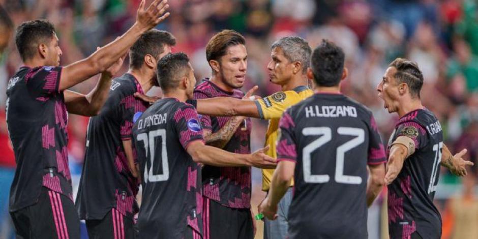 Jugadores de la Selección Mexicana reclaman una jugada en la final de la Liga de Naciones de Concacaf contra Estados Unidos el pasado 6 de junio.