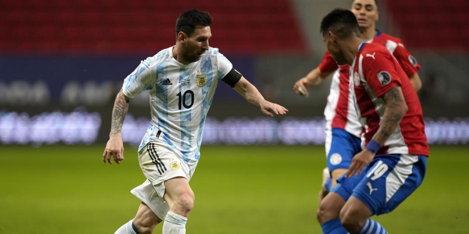 Lionel Messi conduce el esférico ante la marca de un guaraní en el Argentina vs Paraguay de la Copa América 2021.