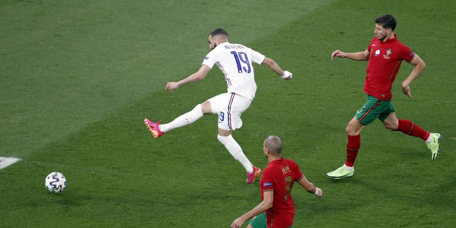 Karim Benzema dispara antes de marcar su segunda anotación en el Portugal vs Francia en el cierre de la fase de grupos de la Eurocopa 2021.