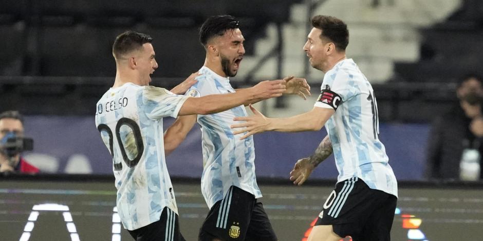 Lionel Messi es felicitado por dos de sus compañeros en la Selección de Argentina por su gol ante Chile en la Copa América 2021.