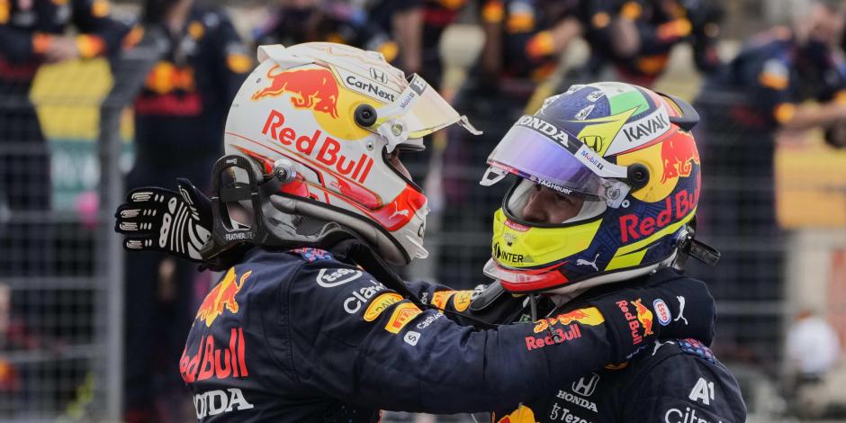 Max Verstappen y Checo Pérez celebran el 1-3 que lograron el pasado 20 de junio en el Gran Premio de Francia de F1.