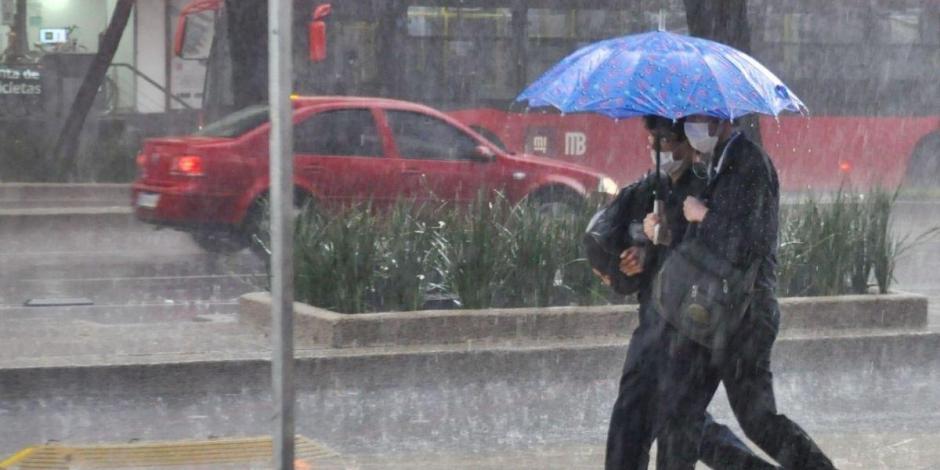 El día de ayer se registraron fuertes lluvias en la Ciudad de México, lo que provocó encharcamientos en distintas zonas.