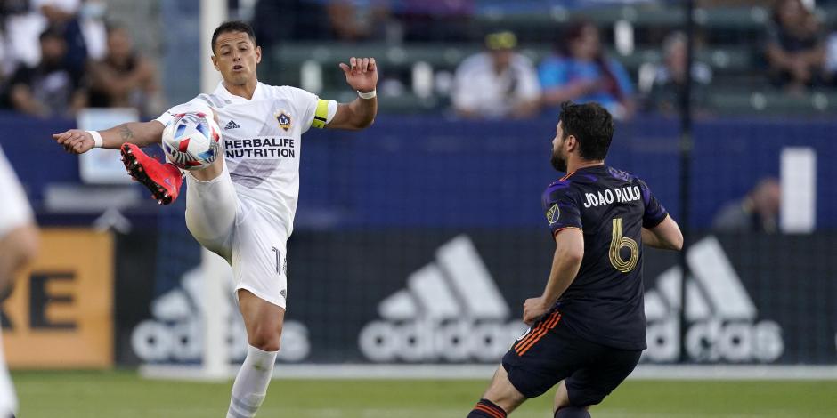 Javier "Chicharito" Hernández controla el balón durante un partido con el Galaxy en la MLS en junio pasado.