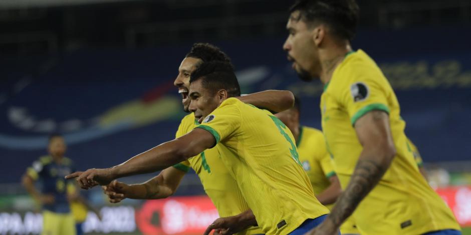 Jugadores de Brasil celebran el gol con el que se impusieron a Colombia en la Copa América 2021