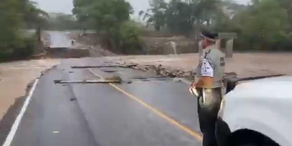 Un puente en Colima cayó debido a las torrenciales lluvias que provoca el huracán "Enrique"