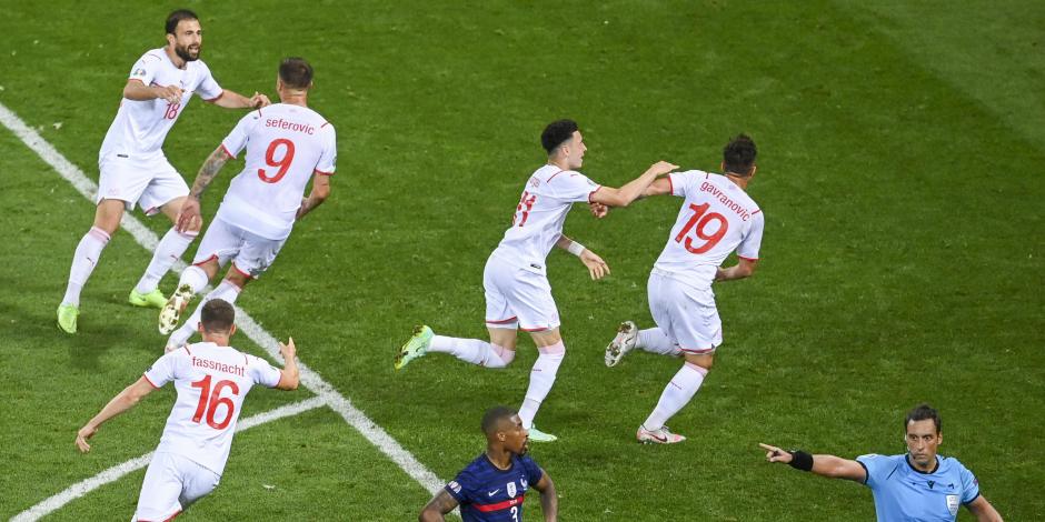Jugadores de Suiza celebran un gol contra Francia en la Eurocopa 2021