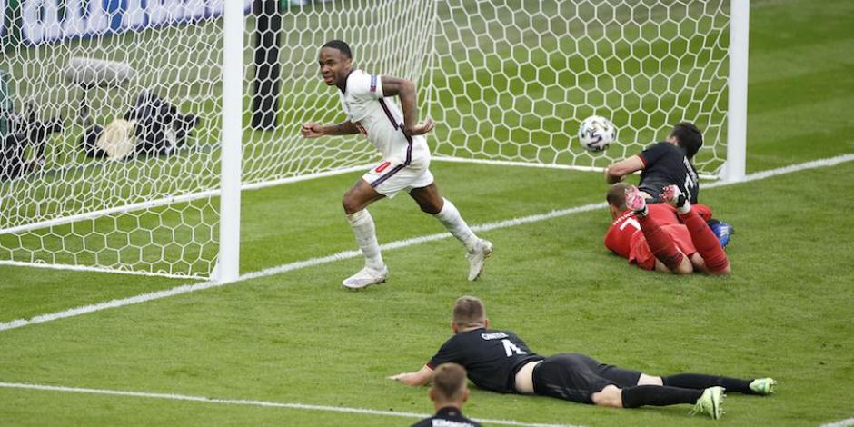 Sterling celebra el primer gol de los ingleses, ayer, en Wembley.