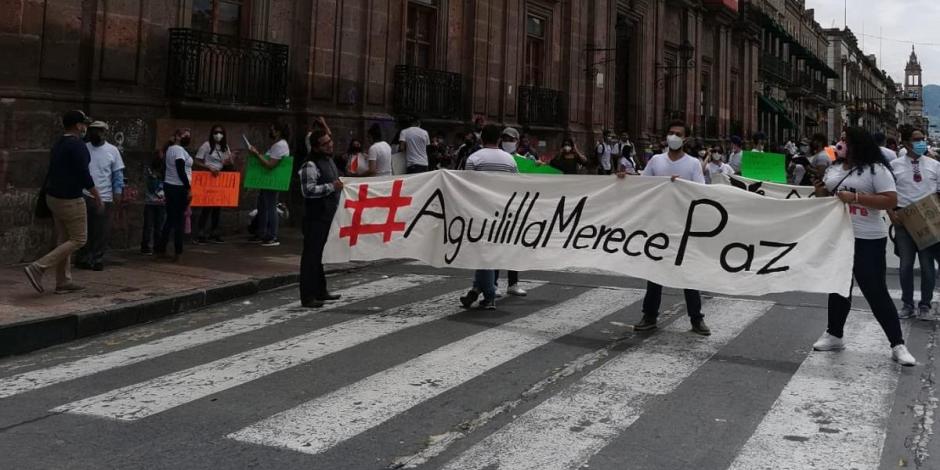 Se manifiestan en Aguililla, Michoacán, para exigir seguridad.