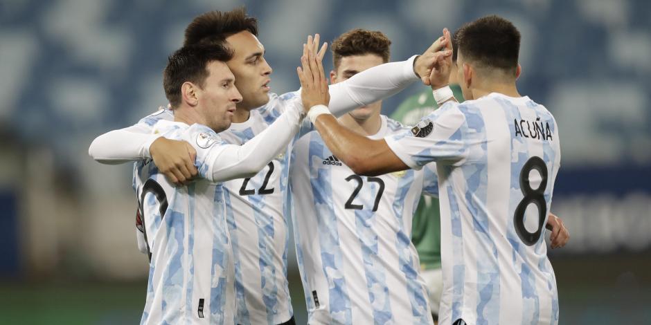 Jugadores de Argentina celebran un gol contra Bolivia en la primera ronda de la Copa América 2021.