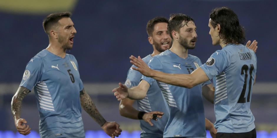 Futbolistas de Uruguay festejan su gol contra Paraguay en su último juego de la fase de grupos de la Copa América 2021.