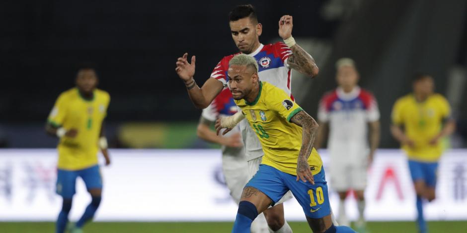 Neymar corre con el balón ante la marca de Sebastián Vegas en el choque de cuartos de final de Copa América entre Brasil y Chile.
