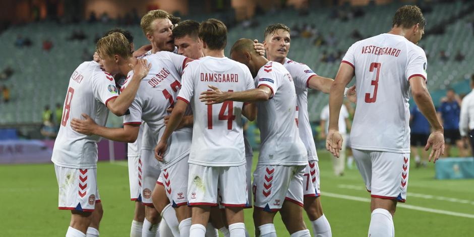 Jugadores de Dinamarca celebran su gol ante República Checa en la Eurocopa 2021
