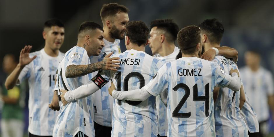 Futbolistas de Argentina celebran un gol contra Bolivia en la fase de grupos de la Copa América 2021.