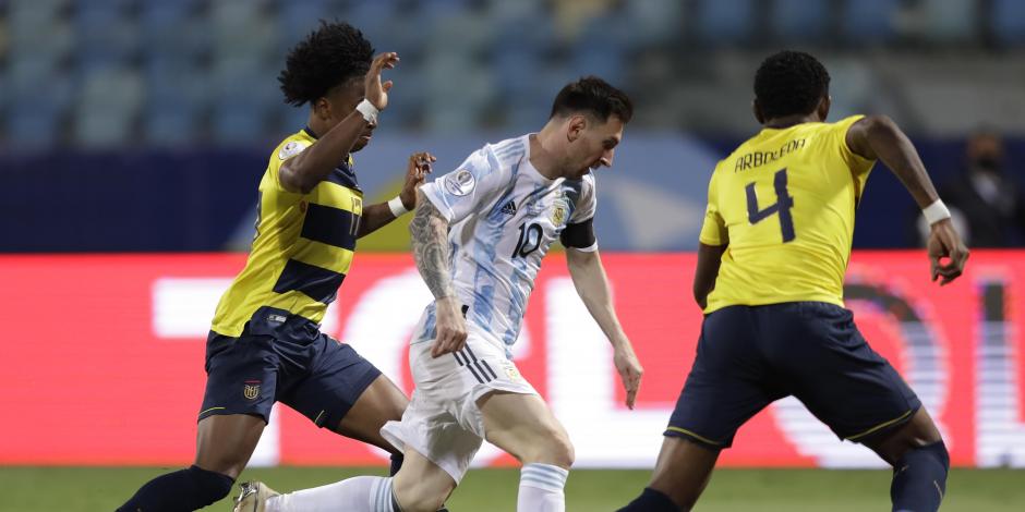 Lionel Messi conduce el esférico en el Argentina vs Ecuador, el último duelo de cuartos de final de la Copa América 2021.