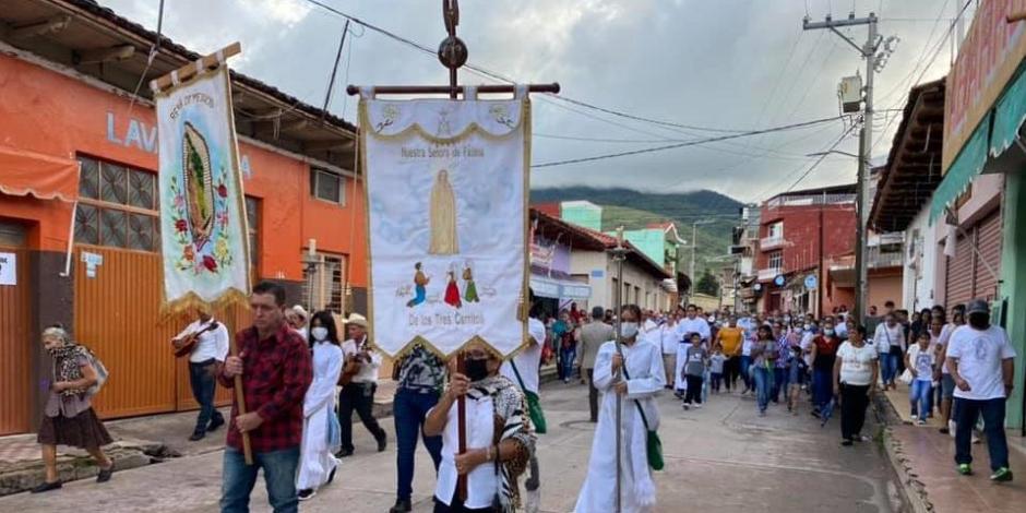 Con una misa de reconciliación, ciudadanos del municipio de Aguililla, Michoacán, tomaron las calles para exigir paz.