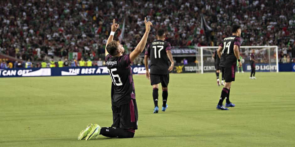 Héctor Herrera celebra el primer gol del partido entre México y Nigeria en el Memorial Coliseum.