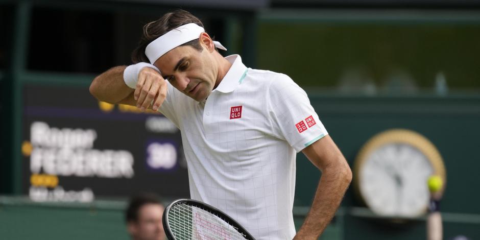Roger Federer se seca el sudor durante su partido contra Hubert Hurkacz en los cuartos de final de Wimbledon.